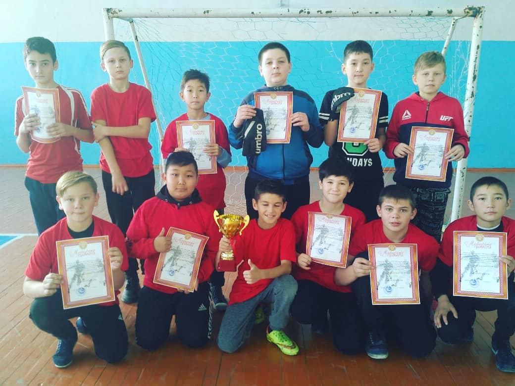 Сборная команда учащихся Борасинской средней школы-сад заняла почётное второе место в соревнованиях по мини футболу.